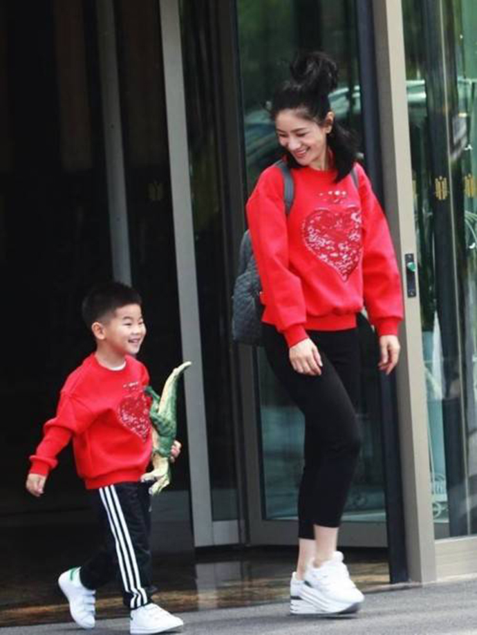 胡可和儿子小鱼儿现身浙江某酒店,当时两母子穿着亲子装,红色的卫衣